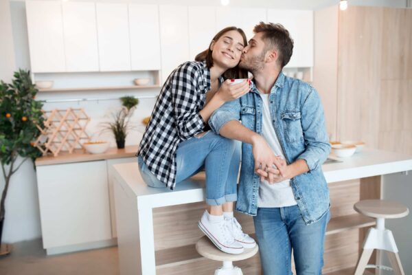Pareja reconciliándose